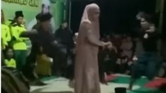 Viral Aksi Wanita Lumpuhkan Belasan Pria Tanpa Menyentuh, Warganet: Komedi Apaan Ini