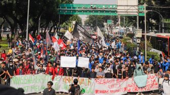 Massa Mahasiswa, Pelajar dan Buruh Bersatu Tolak Kenaikan Harga BBM di Patung Kuda