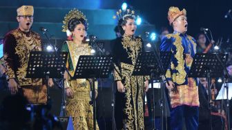 Kelompok Orkestra G20 menampilkan pagelaran musik orkestra G20 di Taman Aksobya, kompleks Taman Wisata Candi Borobudur, Magelang, Jawa Tengah, Senin (12/9/2022). [ANTARA FOTO/Anis Efizudin/wsj]
