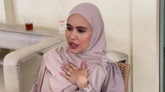 Kartika Putri Tampil Menor, Aurat Leher dan Tangan Disorot