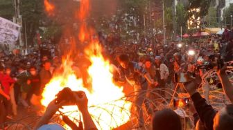 Mau Bertemu Jokowi Tapi Disuruh Pulang, Massa Mahasiswa-Pelajar Bakar Barrier dan Lempar Botol ke Polisi