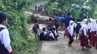 Duh! Jalan Tertutup Longsor, Anak-anak di Banjarnegaran Gagal Berangkat Sekolah