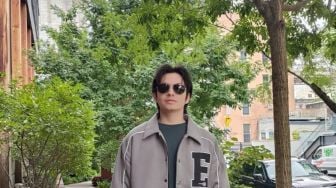 3 Potret Angga Yunanda Kenakan Jaket di New York, Tampan Banget!