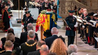 ahkota Skotlandia duduk di atas peti mati Ratu Elizabeth II di dalam Katedral St Giles di Edinburgh, Skotlandia, Senin (12/9/2022). [Jane Barlow / POOL / AFP]