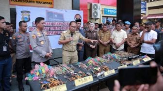 Ratusan Senjata Tajam Untuk Tawuran dan Kejahatan Jalanan Dimusnahkan di Polrestabes Makassar