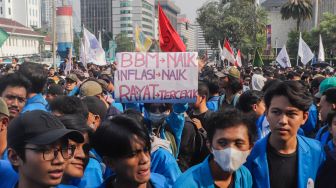 Massa aliansi mahasiswa, pelajar dan sejumlah elemen buruh saat melakukan aksi unjuk rasa menolak kenaikan harga BBM di kawasan Patung Kuda, Jakarta Pusat, Selasa (13/9/2022). [Suara.com/Alfian Winanto]