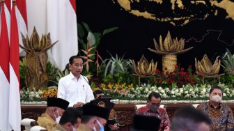 Presiden Joko Widodo menyampaikan arahannya saat rapat pembahasan Pengendalian Inflasi dengan Seluruh Kepala Daerah di Istana Negara, Jakarta, Senin (12/9/2022). [ANTARA FOTO/Biro Pers Setpres/Kris/Handout/wsj]