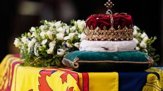 Mahkota Skotlandia duduk di atas peti mati Ratu Elizabeth II di dalam Katedral St Giles di Edinburgh, Skotlandia, Senin (12/9/2022). [Jane Barlow / POOL / AFP]