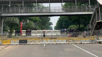 Polisi Perketat Sekitar Istana Jelang Demo Buruh dan Mahasiswa, 2 Lapis Kawat Berduri Dipasang di Patung Kuda