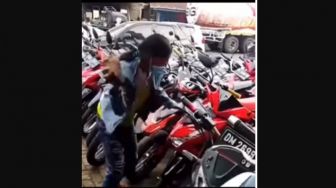 Emak-emak Ngamuk Hancurkan Motornya Gegara Ditarik Leasing: Gak Bisa Bayar Malah Dirusak!