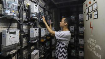 Warga melakukan pengisian token listrik di kawasan Benhil, Jakarta Pusat, Selasa (13/9/2022). [Suara.com/Alfian Winanto]