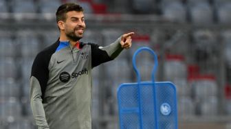 Bek Barcelona, Gerard Pique melakoni sesi latihan di Allianz Arena, Munich, Jerman, Senin (12/9/2022) waktu setempat. [CHRISTOF STACHE / AFP]