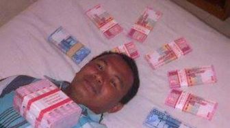 Unggah Foto Tidur Dengan Tumpukan Uang, Eks Kepala Desa di Meranti Ditangkap, Diduga Korupsi Dana Desa