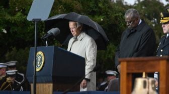 Presiden Amerika Serikat Joe Biden menundukan kepala untuk mengheningkan cipta saat upacara peletakan karangan bunga untuk memberikan penghormatan kepada para korban serangan 9/11 di Pentagon, Washington DC, Amerika Serikat, Minggu (11/9/2022). [ROBERTO SCHMIDT / AFP]
