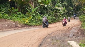 Jalan Licin Akibat Dipenuhi Lumpur Sejak Ada Proyek Pengedaman, Pengendara Motor Sering Tergelincir