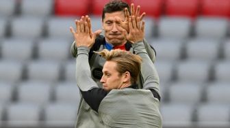 Penyerang Barcelona, Robert Lewandowski (belakang) dan gelandang Frenkie de Jong melakoni sesi latihan di Allianz Arena, Munich, Jerman, Senin (12/9/2022) waktu setempat. [CHRISTOF STACHE / AFP]