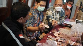 Petugas Bank Indonesia Solo memeriksa uang rusak milik Samin akibat dimakan rayap di Kantor Bank Indonesia, Solo, Jawa Tengah, Selasa (13/9/2022). [ANTARA FOTO/Mohammad Ayudha/aww].