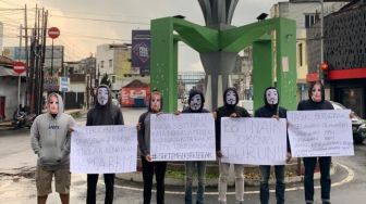 Aksi Topeng Bjorka di Tugu Asmaul Husna