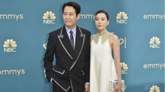 Gandeng Sang Kekasih di Emmy Awards 2022, Lee Jung Jae Menarik Perhatian