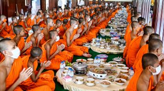 Para Biksu berdoa sebelum makan siang selama festival Pchum Ben (Festival Kematian) di sebuah pagoda di Phnom Penh, Kamboja, Selasa (13/9/2022). [TANG CHHIN Sothy / AFP]