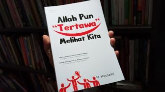 Ulasan Buku Allah Pun Tertawa Melihat Kita, Pujian Memang Menyenangkan