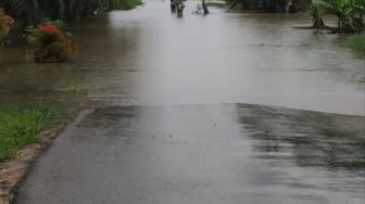 Akses Jalan Utama Kecamatan Belitang Sekadau Direndam Banjir