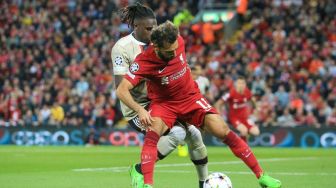 Penyerang sayap Liverpool, Mohamed Salah (kanan) beraksi pada laga Liga Champions kontra Ajax di Anfield, Liverpool, Inggris, Rabu (14/9/2022) dini hari WIB. [LINDSEY PARNABY / AFP]