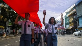 Kirab Bendera Merah Putih Sepanjang 150 Meter di Kota Medan