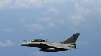 Pesawat tempur Multirole Dassault Rafale terbang dalam formasi selama demonstrasi penerbangan oleh Angkatan Udara Prancis di atas Selat Sunda, Indonesia, Selasa (12/9/2022). [ADEK BERRY / AFP]