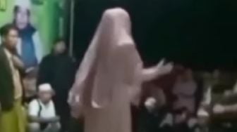 Viral Video Wanita Diduga Ustadzah Unjuk Skill Jatuhkan Belasan Pria Tanpa Menyentuh