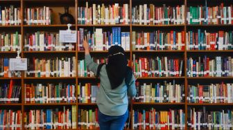 Pengunjung memilih buku di perpustakaan "Baca Di Tebet", Jakarta Selatan, Rabu (14/5/9/2022). [Suara.com/Alfian Winanto]