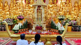 Umat Buddha berdoa selama festival Pchum Ben (Festival Kematian) di sebuah pagoda di Phnom Penh, Kamboja, Selasa (13/9/2022). [TANG CHHIN Sothy / AFP]