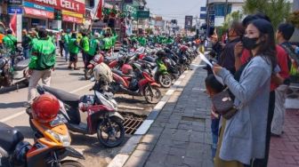 Sambut Aksi Driver Ojol Tolak Kenaikan Harga BBM, Warga Purwakarta Ikut Turun ke Jalan