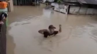 Samarinda Banjir, Kawasan Sentosa Airnya Seleher Pria Ini, Warganet: Tambang Ria-Tambang Ria