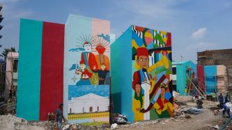 Ada Sentuhan Pasukan Oranye, Warna-warni Mural Hiasi Revitalisasi Kampung Gembira Gembrong