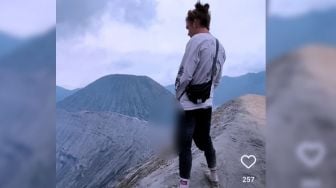 Duh Sok Jagoan, Bule Kelewat Bangga Pamer Kencing Sembarangan di Gunung Bromo, Habis Dihujat Ujungnya Begini