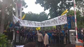 Demo Tolak Kenaikan Harga BBM, Massa PMII Bakar Ban Hingga Tutup Jalan di Depan Balai Kota DKI