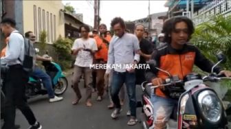 Cowok Berpenampilan Trendy Curi HP Tukang Nasi Goreng, Kontan Dapat 'Salam Olahraga' dari Massa