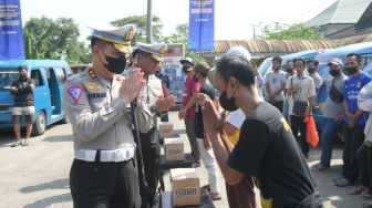 Kakorlantas Bagikan 1.000 Paket Sembako, Ingatkan Pesan Keselamatan ke Supir Angkutan Umum