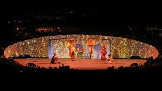 Tetua adat bersama seniman melangsungkan ritual Ruwatan Bumi pada rangkaian Pertemuan Tingkat Menteri Kebudayaan G20 di Taman Lumbini Kompleks Candi Borobudur, Magelang, Jawa Tengah, Selasa (13/9/2022). [ANTARA FOTO/Anis Efizudin/aww]
