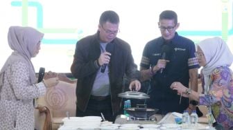 Sandiaga Uno Ditantang Emak-emak Bikin Kue Gunjing