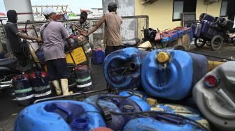 Petugas mengisi BBM jenis solar di SPBU Kampung Nelayan Cilincing, Jakarta, Rabu (14/09/2022). [ANTARA FOTO/Wahyu Putro A/foc].