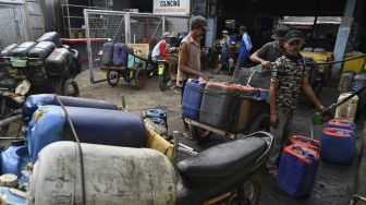 Petugas mengisi BBM jenis solar di SPBU Kampung Nelayan Cilincing, Jakarta, Rabu (14/09/2022). [ANTARA FOTO/Wahyu Putro A/foc].