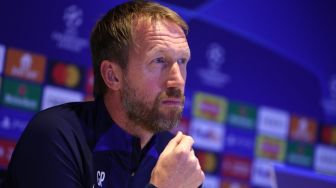 Manajer Chelsea, Graham Potter menghadiri konferensi pers jelang laga Liga Champions kontra RB Salzburg. [Adrian DENNIS / AFP]