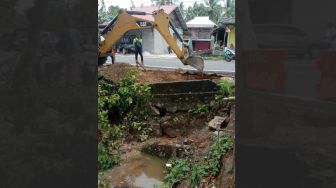 Gorong Gorong di Jalan Adam Malik Kota Ranai Natuna Ambles, Pipa PDAM Putus