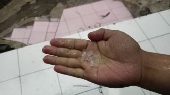 Wow! Hujan Es Turun di Cugenang Cianjur, Warga Terkejut
