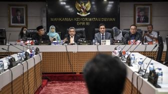 Wakil Ketua Mahkamah Kehormatan Dewan (MKD) DPR RI selaku pimpinan sidang, Trimedya Panjaitan (kedua kiri), didampingi pimpinan lainnya Habiburokhman (kedua kanan) dan Maman Imanul (kiri) memimipin jalannya sidang putusan dugaan pelanggaran etik dari anggota Komisi I Effendi Simbolon terkait ucapannya "TNI seperti gerombolan" di Kompleks Parlemen, Senayan, Jakarta, Kamis (15/9/2022). [ANTARA FOTO/M Risyal Hidayat/hp].