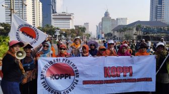 Emak-Emak Demo di Patung Kuda: Kita Akan Berjuang sampai BBM Turun