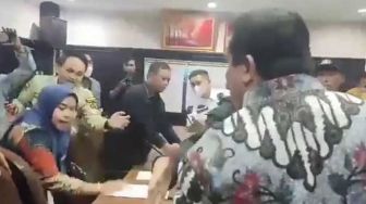 Cekcok Anggota DPRD Pekanbaru vs Lawyer, Publik: Usia Segitu Lagi Lucu-lucunya