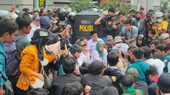 Unjuk Rasa Mahasiswa Diwarnai Aksi Bakar Ban, Massa Aksi Ditemui Wagub Lampung dan Ketua DPRD